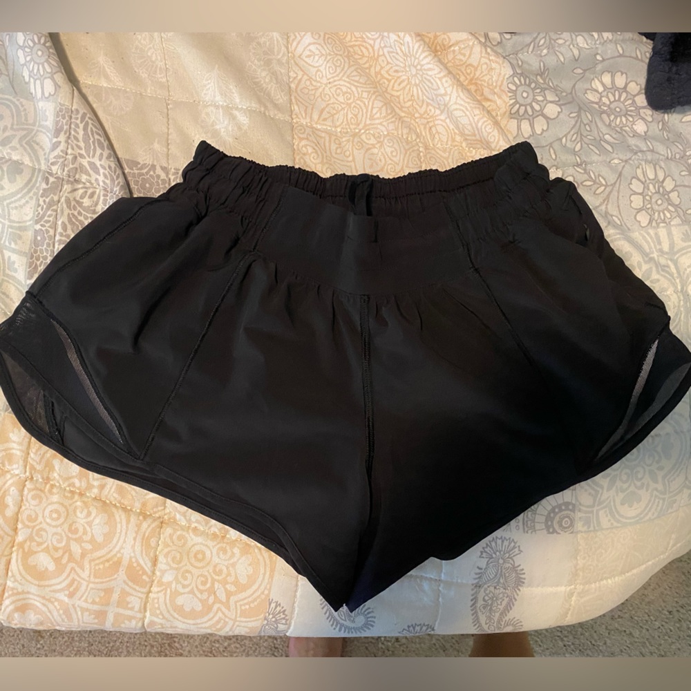 Lululemon Hotty Hot shorts 2.5 size 2 low rise